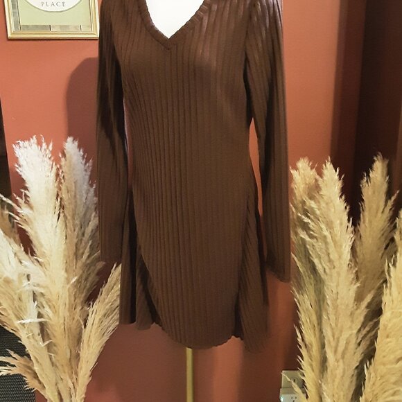 Large Ribbed Body Hugging Dress - Picture 5 of 7